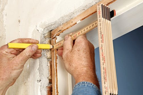 Täytelistan paikan mittaaminen ja merkkaaminen Oven listoitus vanhaan karmiin